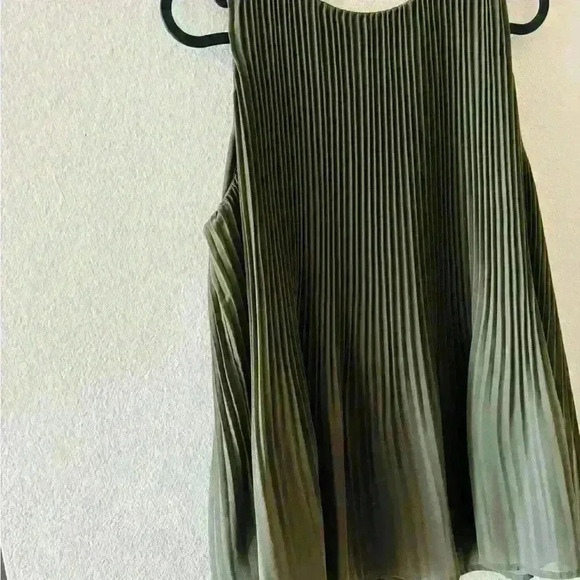 A new day green tank/blouse - Picture 2 of 6